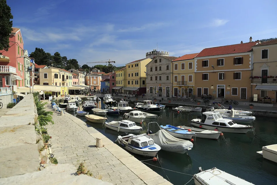 Small boats and pastel buildings around Veli Lošinj’s inner harbour